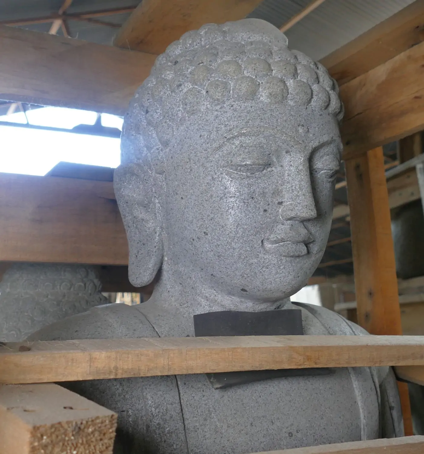  Product image 9 of the product “Seated Buddha made of high value riverstone with the hand gesture “meditation”, height 76cm. Stonemason’s work ”